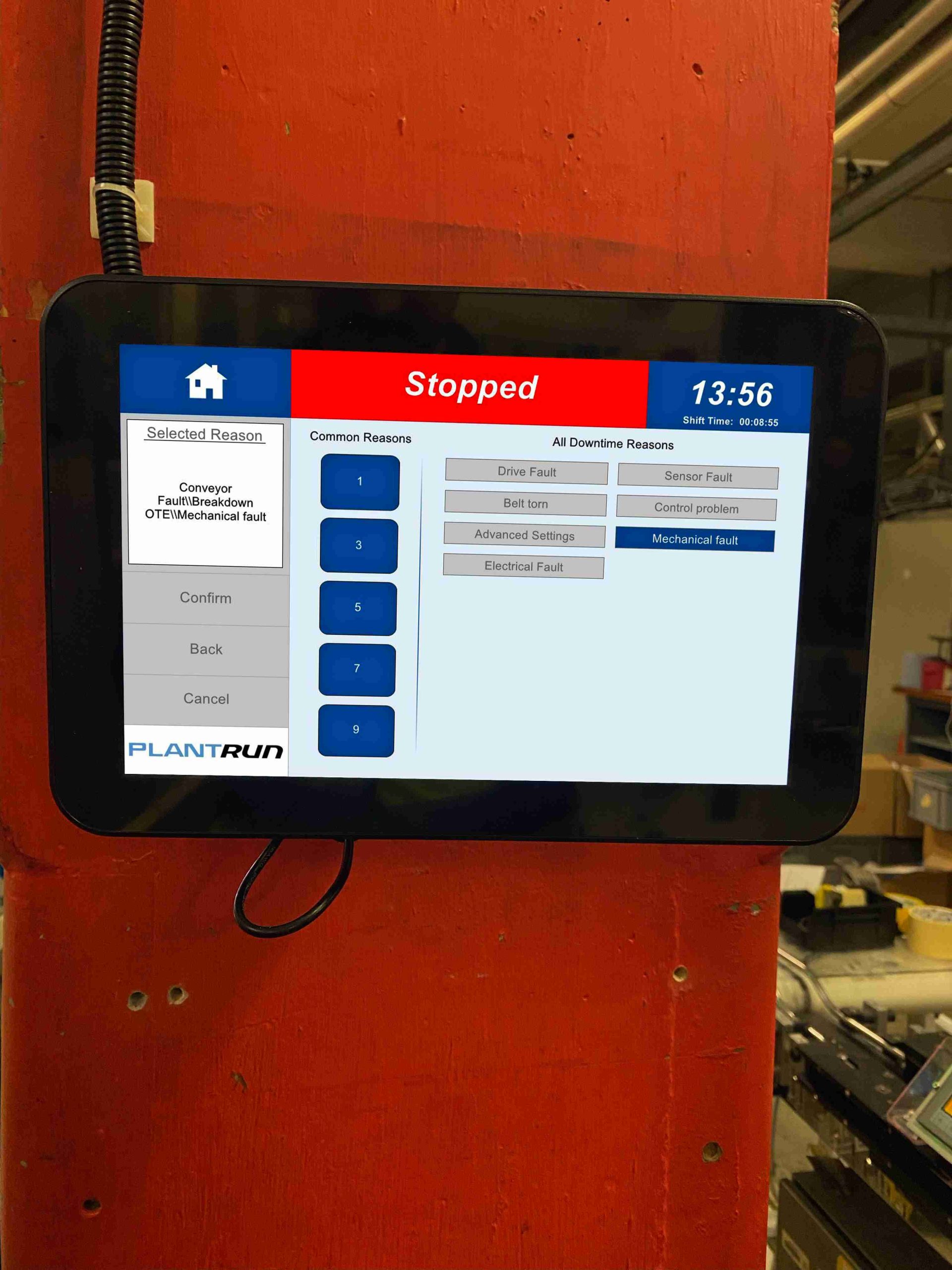 Operator entering a downtime reason on a shopfloor tablet